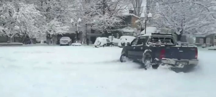 Φωκίδα: Εκαναν ντριφταρίσματα με τζιπ με μισό μέτρο χιόνι (βίντεο)